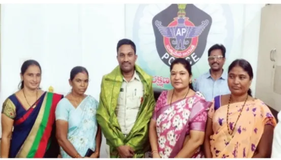 ఎస్సై నాగరాజు సన్మానించిన తెలుగు మహిళలు