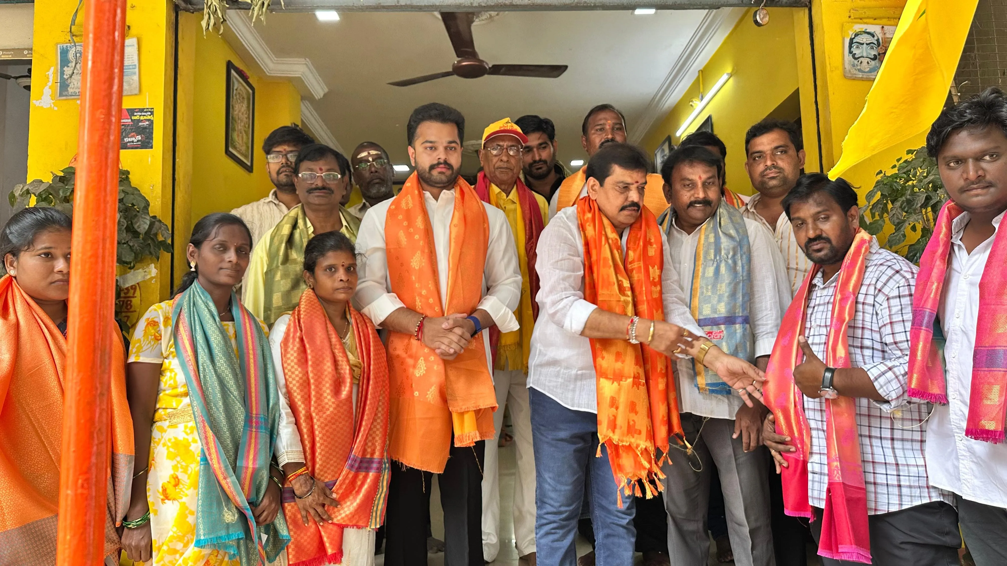 23వ డివిజన్‌లో 100% పూర్తయిన ‘ఇంటింటికీ తెలుగుదేశం’.. బూత్ ఏజెంట్లు, బి ఎల్ ఏ రవితేజ ఘన సత్కారం!..