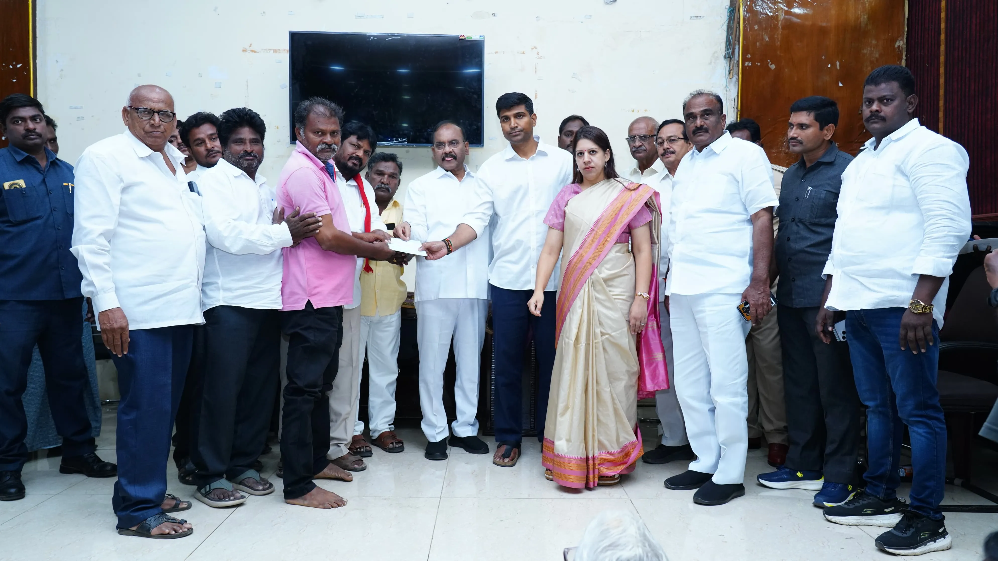 రోడ్డు ప్రమాద బాధితులకు 10 లక్షల పరిహారం అందజేత