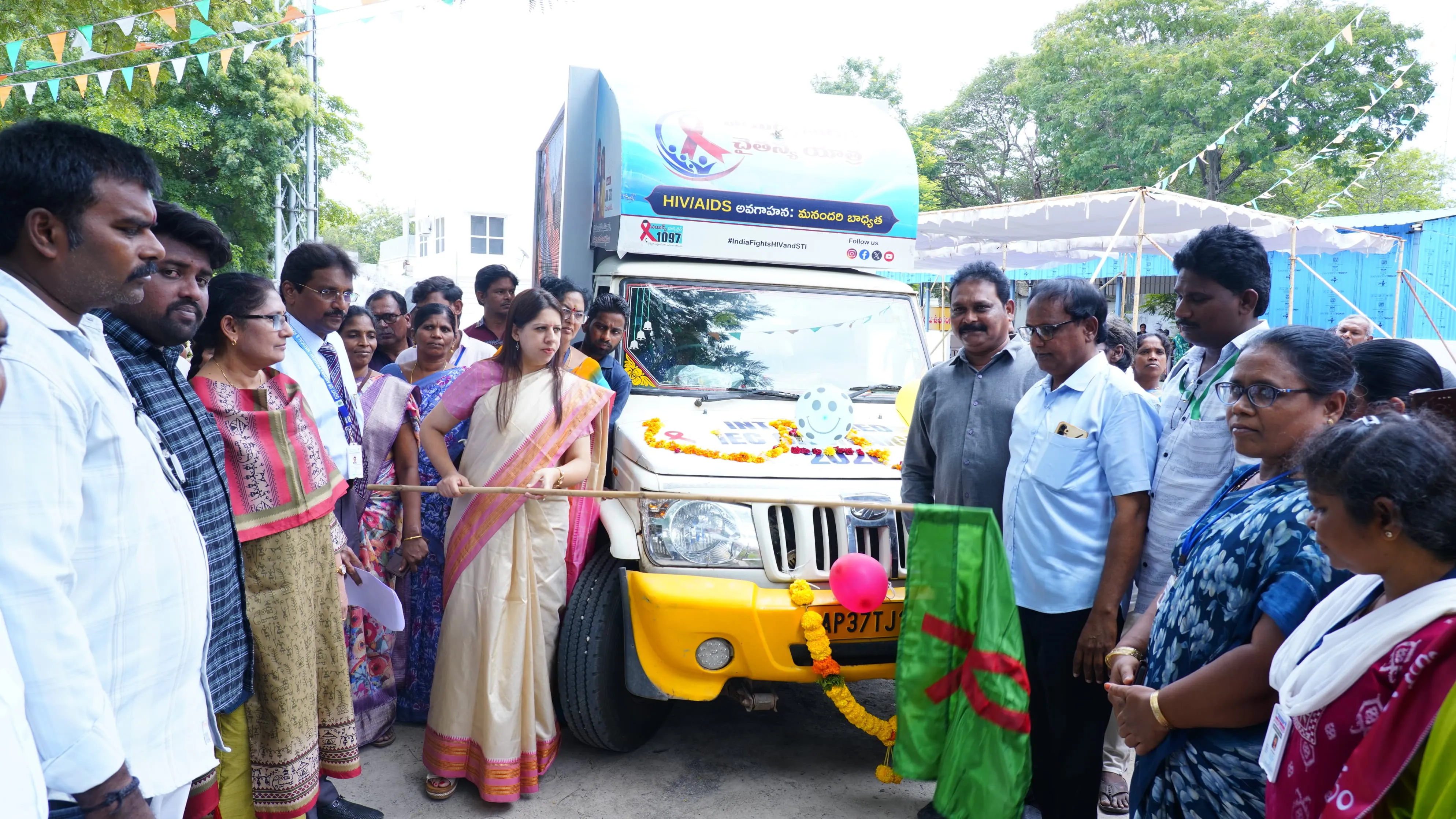 హెచ్ఐవి/ఎయిడ్స్ పై అవగాహన కొరకు ఎల్ ఇ డి వాహనం ప్రారంభం....