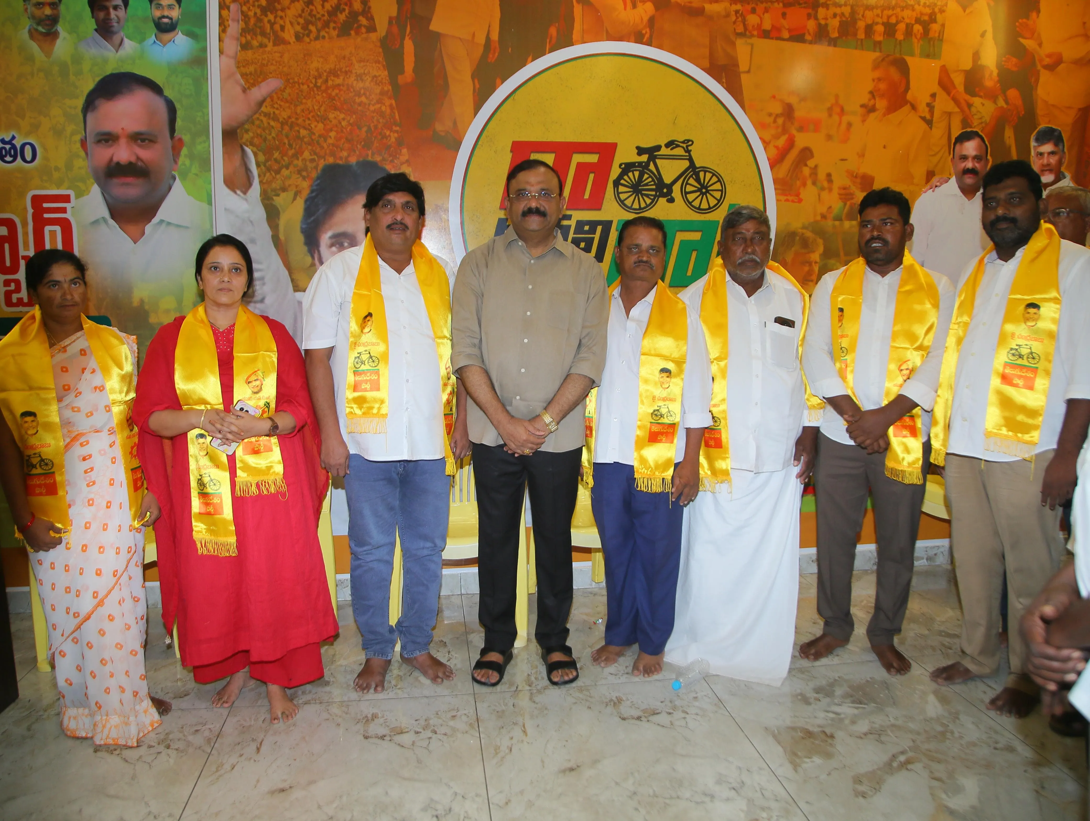  ఎమ్మెల్యే యరపతినేని సమక్షంలో టీడీపీలో చేరిన వైసిపి కౌన్సిలర్ లు 