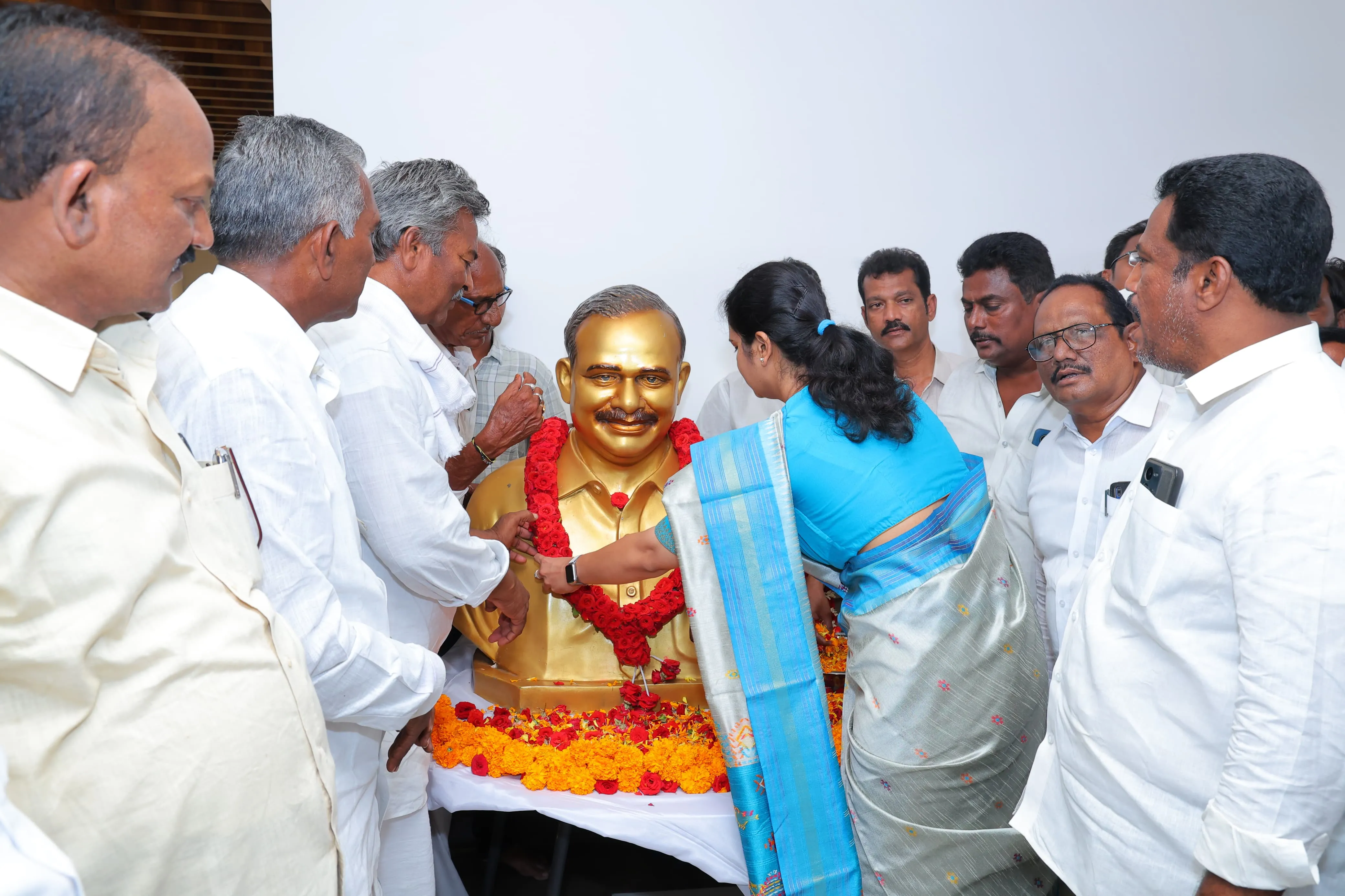 చిలకలూరిపేటలో మహానేత వైయస్ఆర్ 17వ వర్ధంతి సందర్భంగా ఘన నివాళులు