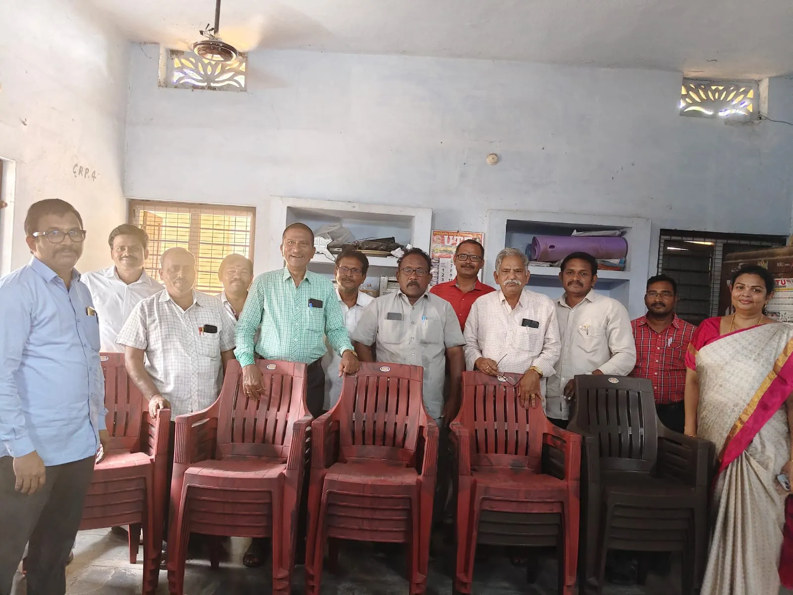 పిడుగురాళ్ల మండల విద్యాశాఖకు అపుస్మ వారు పర్నీచర్ అందజేత