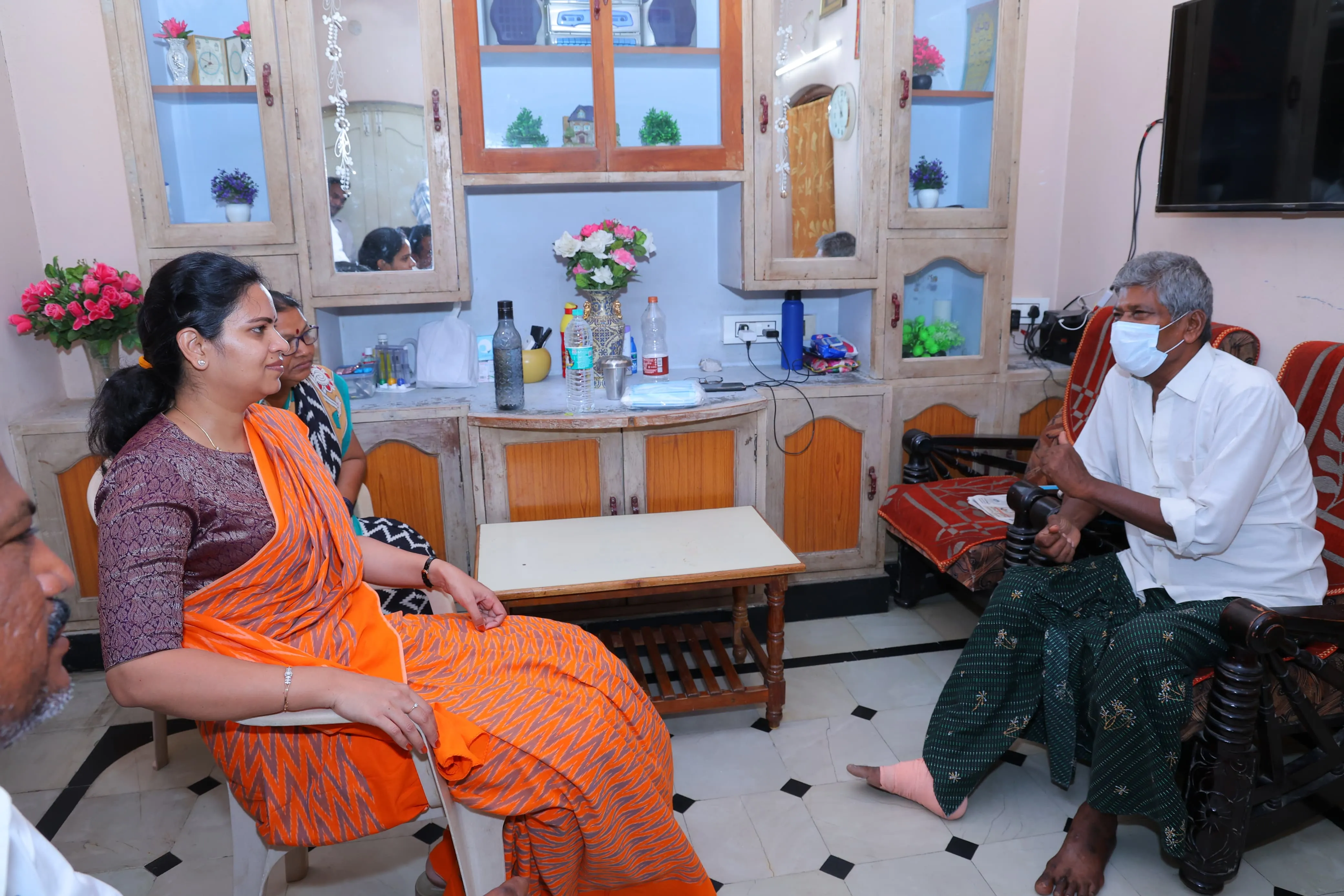 అనారోగ్యంతో ఉన్న మాజీ కోఆప్షన్ సభ్యులు షేక్ భక్షు మేస్త్రిని పరామర్శించిన మాజీ మంత్రి విడదల రజిని