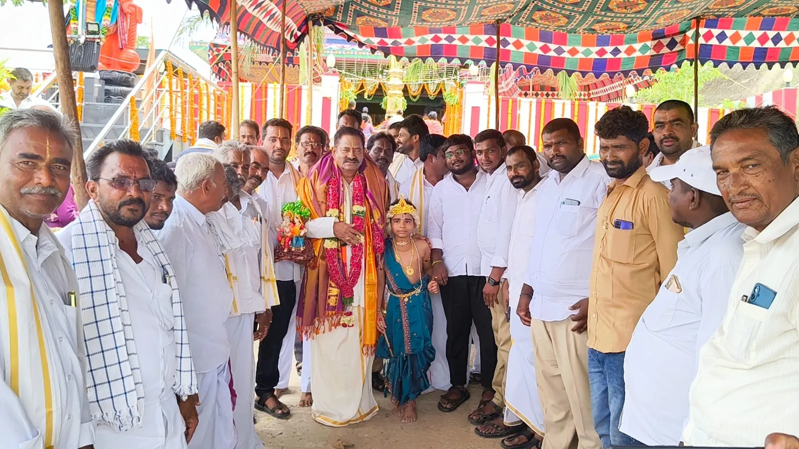 శ్రీ సంతాన వేణుగోపాల స్వామి ఆలయంలో మాజీ ఎమ్మెల్యే బొల్లా బ్రహ్మనాయుడు ప్రత్యేక పూజలు