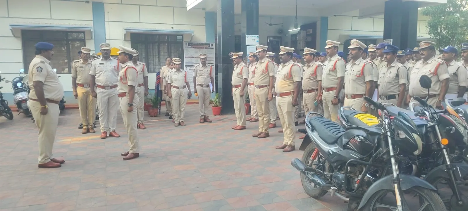 నరసరావుపేట వరవకట్టలో పోలీసుల విస్తృత కార్డన్ &amp; సెర్చ్.. శాంతిభద్రతలకు విఘాతం కలిగిస్తే కఠిన చర్యలు