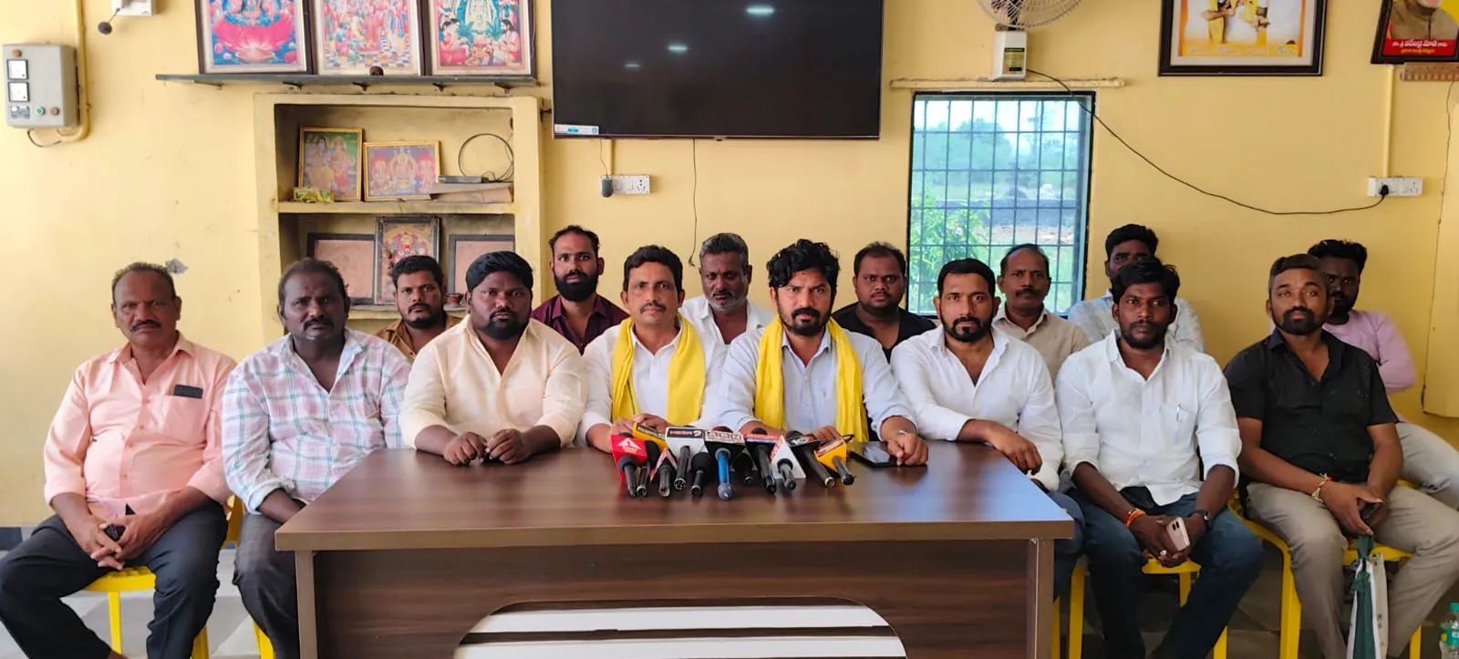 ‘రాజకీయ నిరుద్యోగులు’ అంటే ప్రతిపక్ష పార్టీలే.. ఎమ్మార్పీఎస్ కాదు