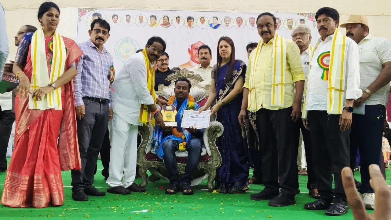 ఉత్తమ ఉపాధ్యాయుడుగా అవార్డు అందుకున్న షేక్.ఫిరోజ్ బాషా 