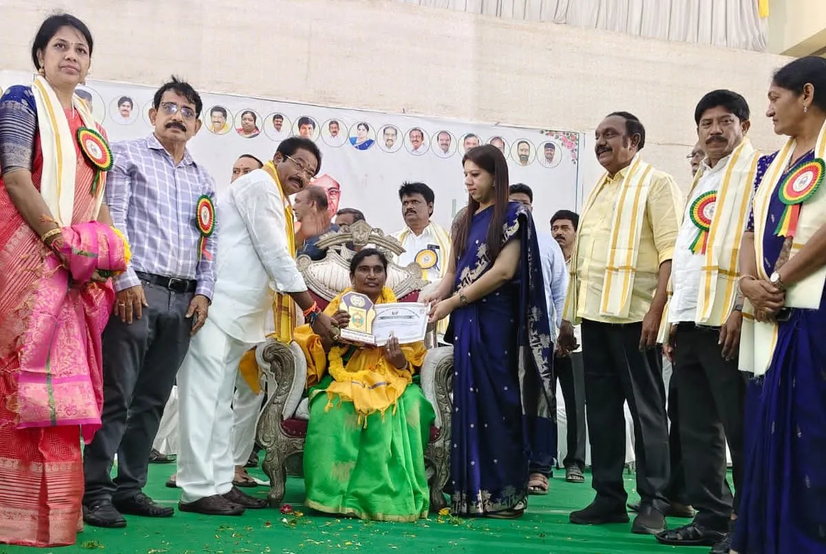 జీవశాస్త్ర ఉపాధ్యాయినీ మాడెబోయిన విజయ పద్మ కు జిల్లా ఉత్తమ ఉపాధ్యాయినీ అవార్డు ప్రధానం..