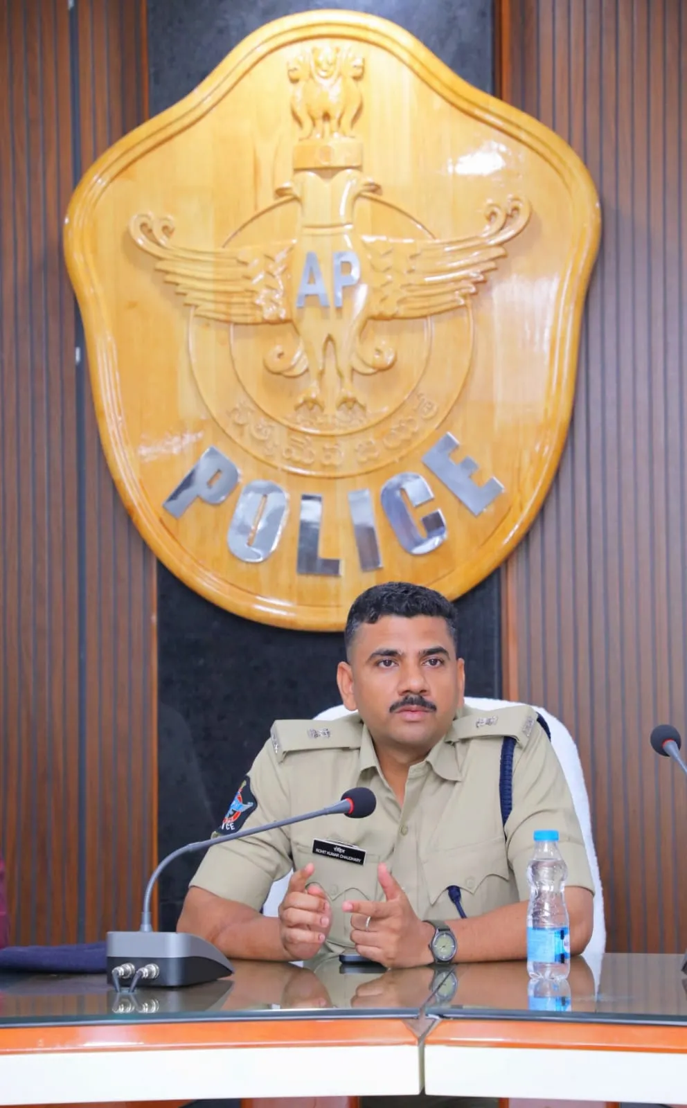 అర్జీదారుల నుంచి డబ్బులు వసూలు చేస్తే కఠిన చర్యలు..