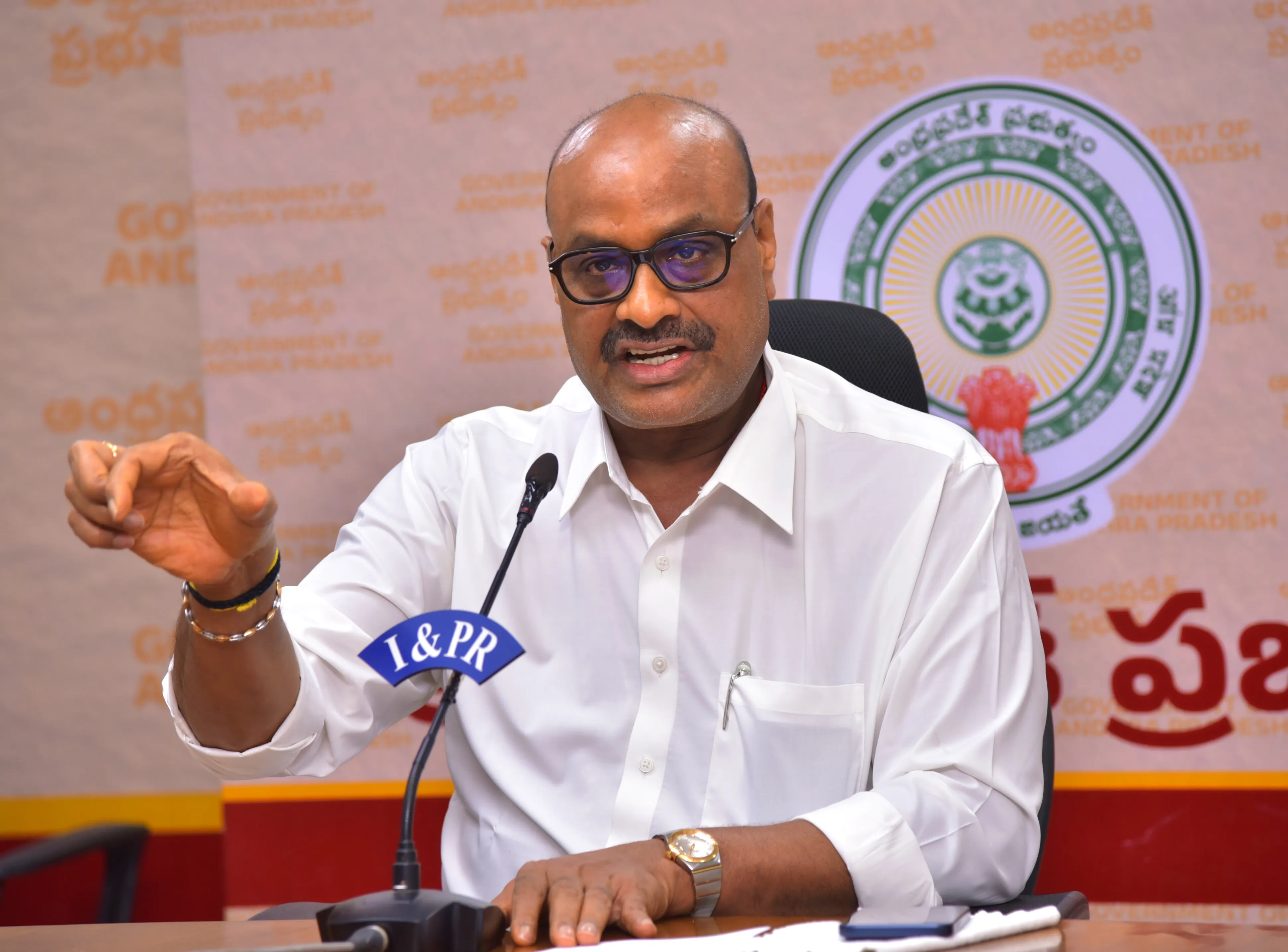 నిరుద్యోగుల అవకాశాలపై సాక్షి విషం చిమ్ముతోంది