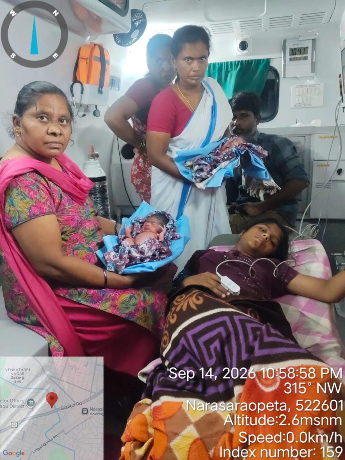 108 అంబులెన్స్‌లోనే కవలలకు జన్మనిచ్చిన బాలింత: 