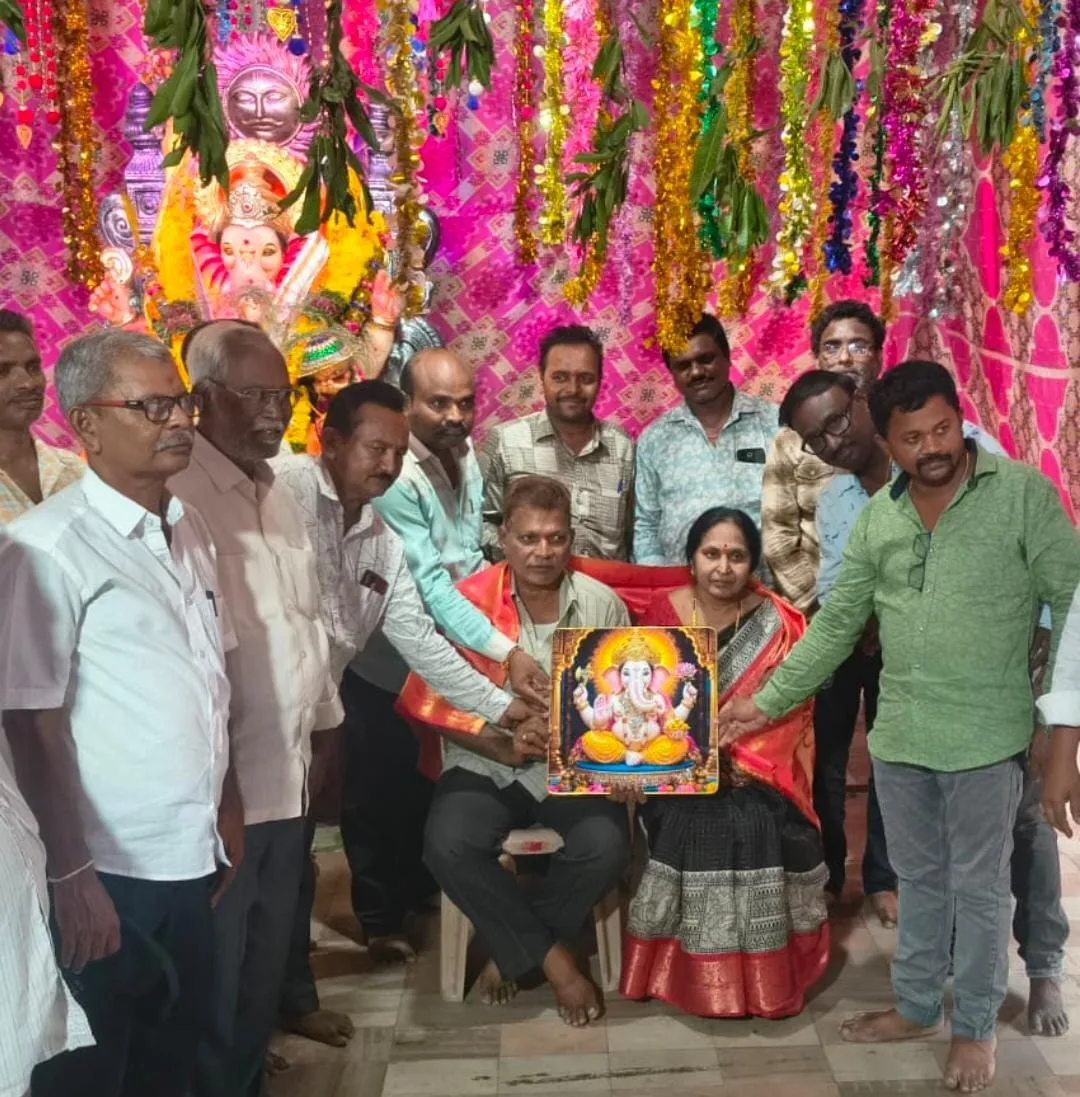 వాసవి యూత్ ఆధ్వర్యంలో తహశీల్దార్ వర కుమార్‌కు 