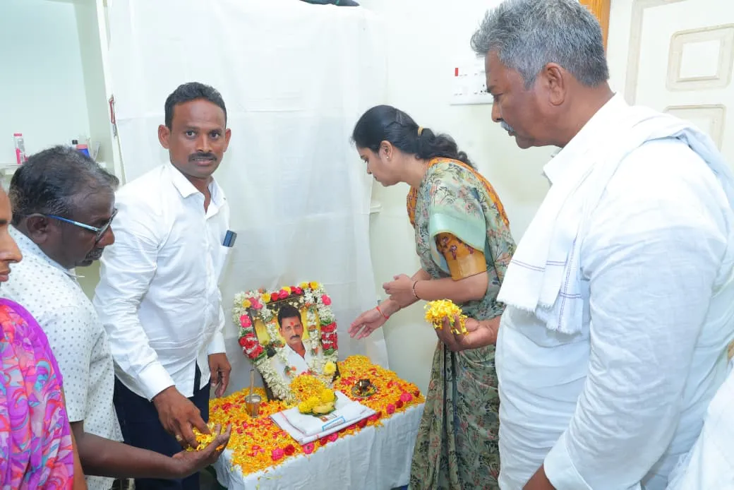 వైఎస్సార్‌సీపీ కార్యకర్త అప్పారావు కుటుంబాన్ని పరామర్శించిన