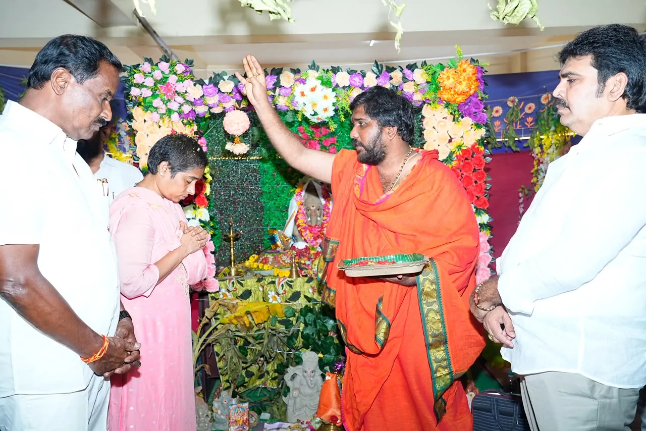 వినాయక మండపాలను సందర్శించి, అన్నదాన కార్యక్రమంను ప్రారంభించిన ఎమ్మెల్యే గళ్ళా మాధవి