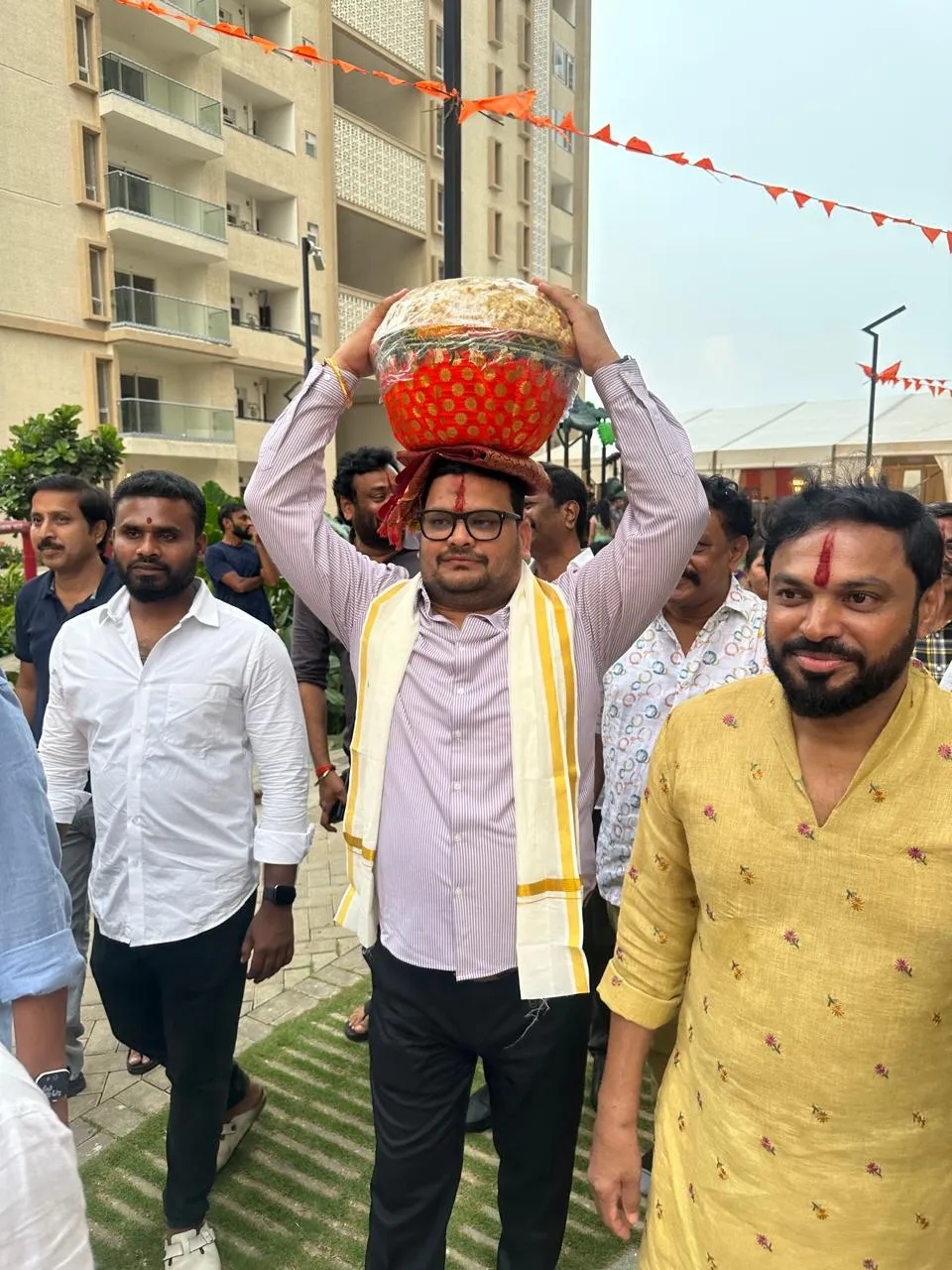 హైదరాబాద్ హైటెక్ సిటీలో వినాయకమండపం లడ్డును ముప్పై లక్షల యాభై వేలకు దక్కించుకున్న