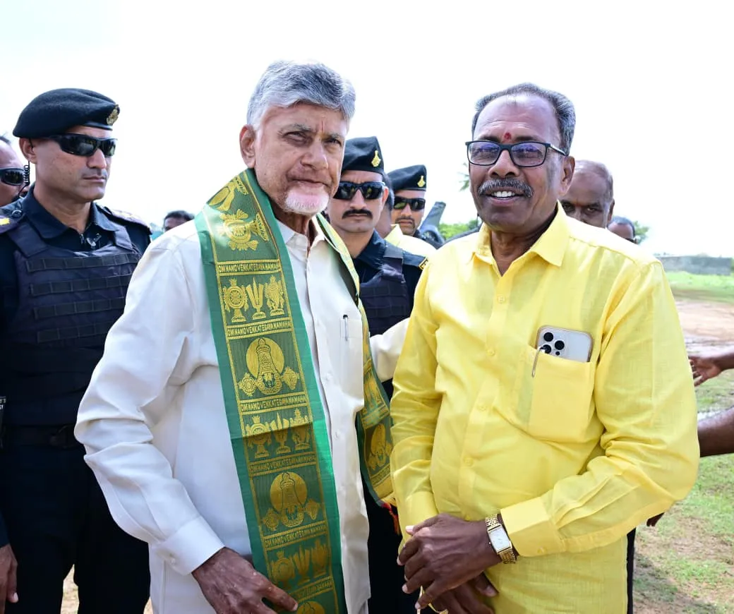 కుప్పంలో ముఖ్యమంత్రి చంద్రబాబు నాయుడు కి స్వాగతం పలికిన జిల్లా నేతలు, అధికారులు.