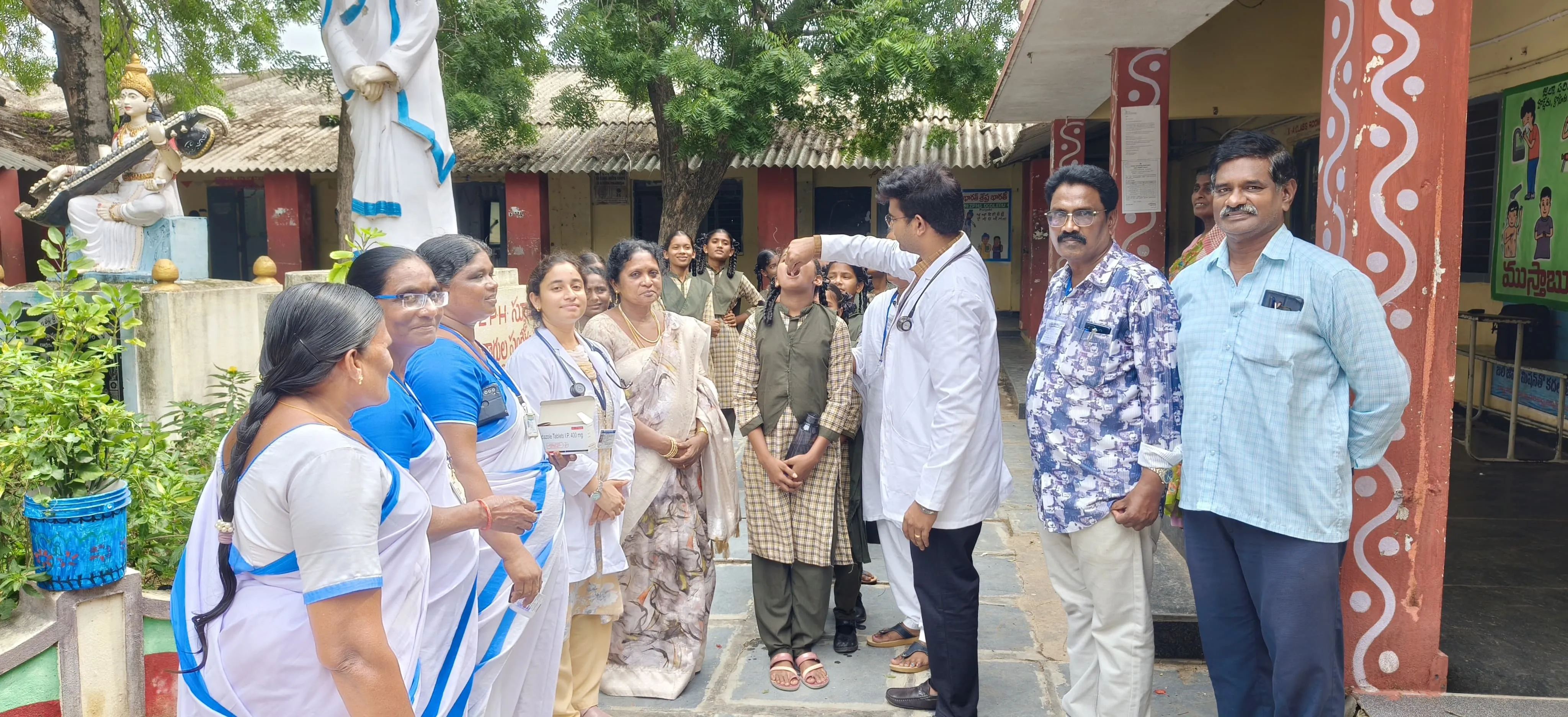 నేషనల్ డీ వార్మింగ్ డే సందర్భంగా విద్యార్ధులకు ఆల్బెండు జోల్ మాత్రలు 